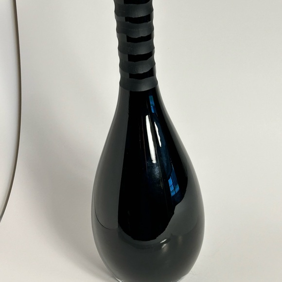 Mikasa Brentwood black glass vase - Picture 4 of 9